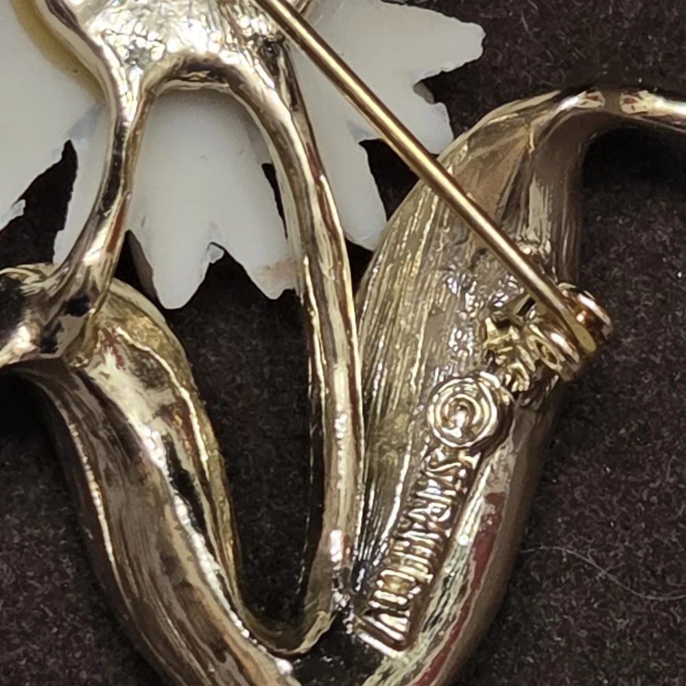 Sarah Coventry White Daisy Brooch with Yellow Center and Silver Leaves - Picture 4 of 5